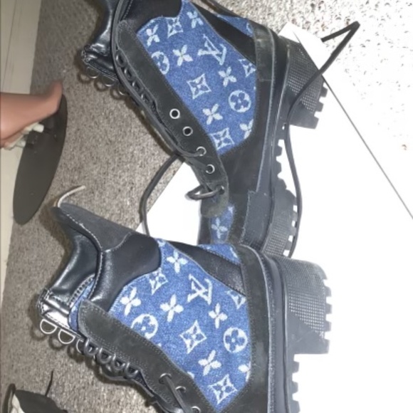 Louis Vuitton - Picture 2 of 3